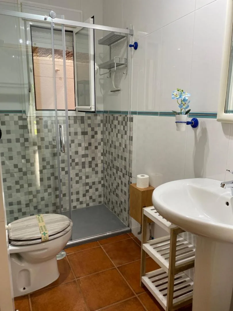 Baño con ducha de mampara