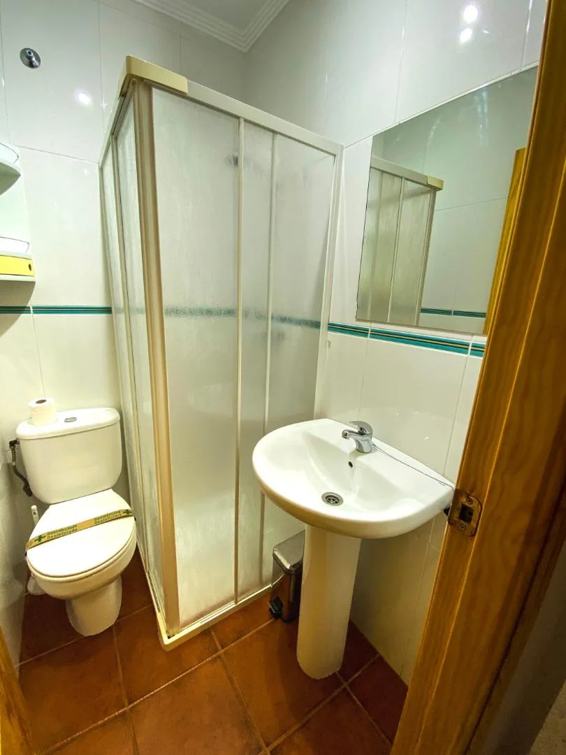 Segundo baño con lavabo y ducha
