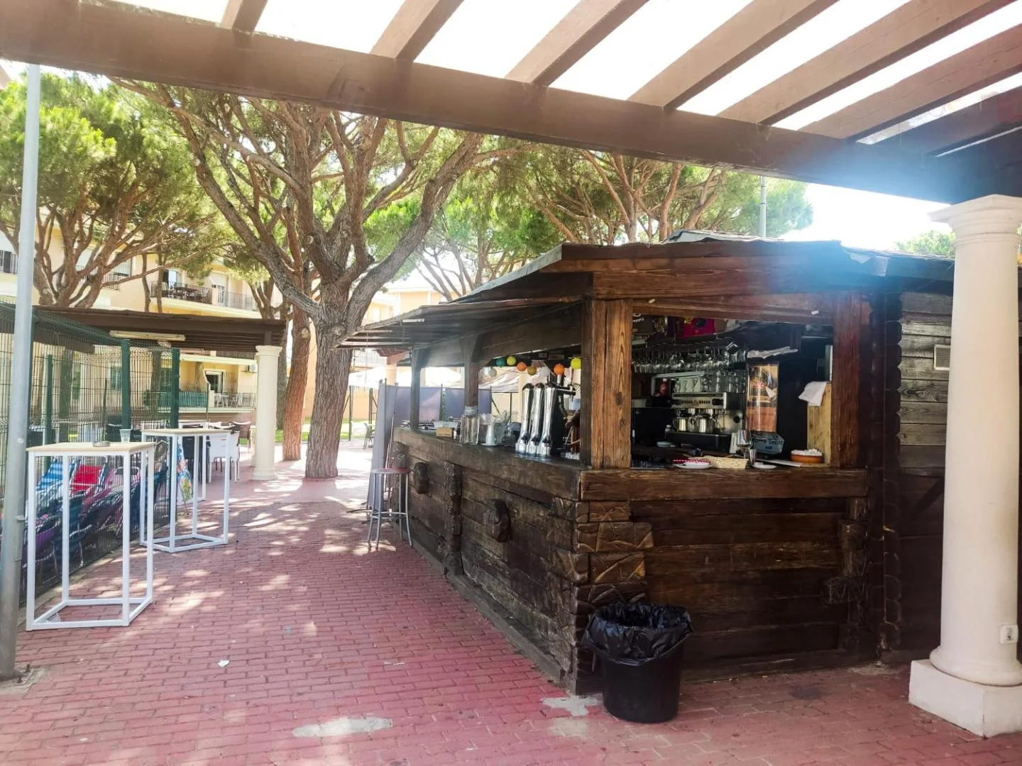 Chiringuito de madera bajo la pérgola