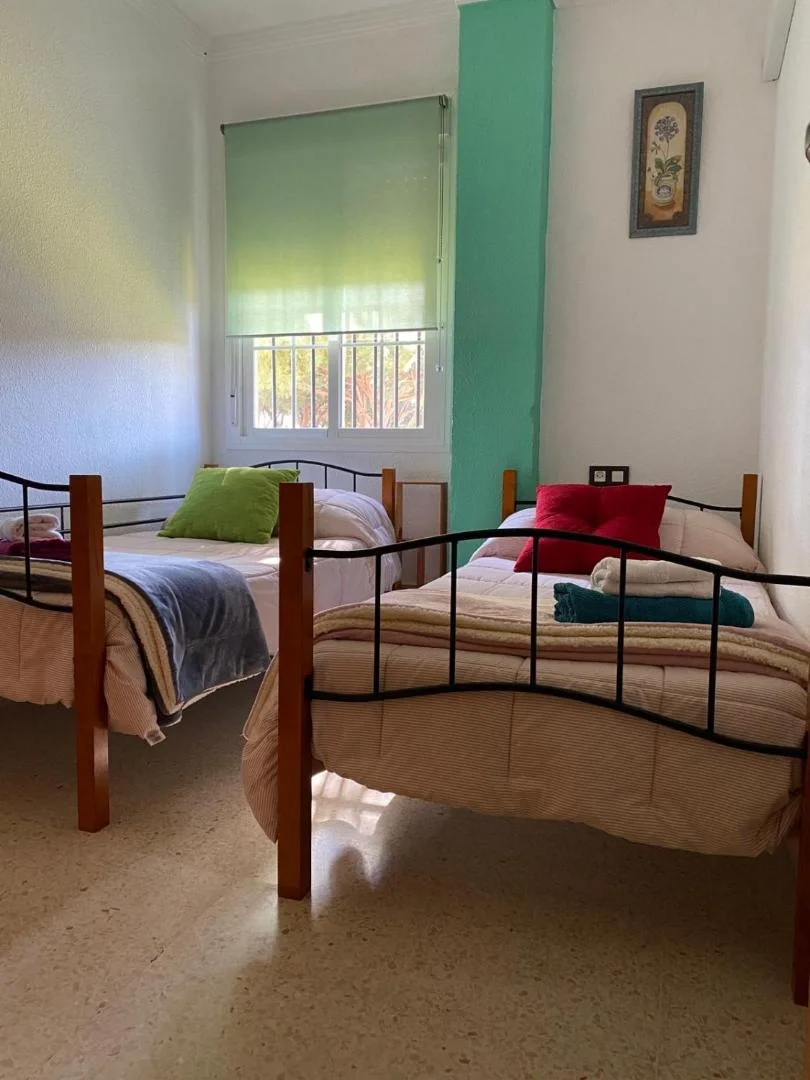 Dormitorio con dos camas individuales