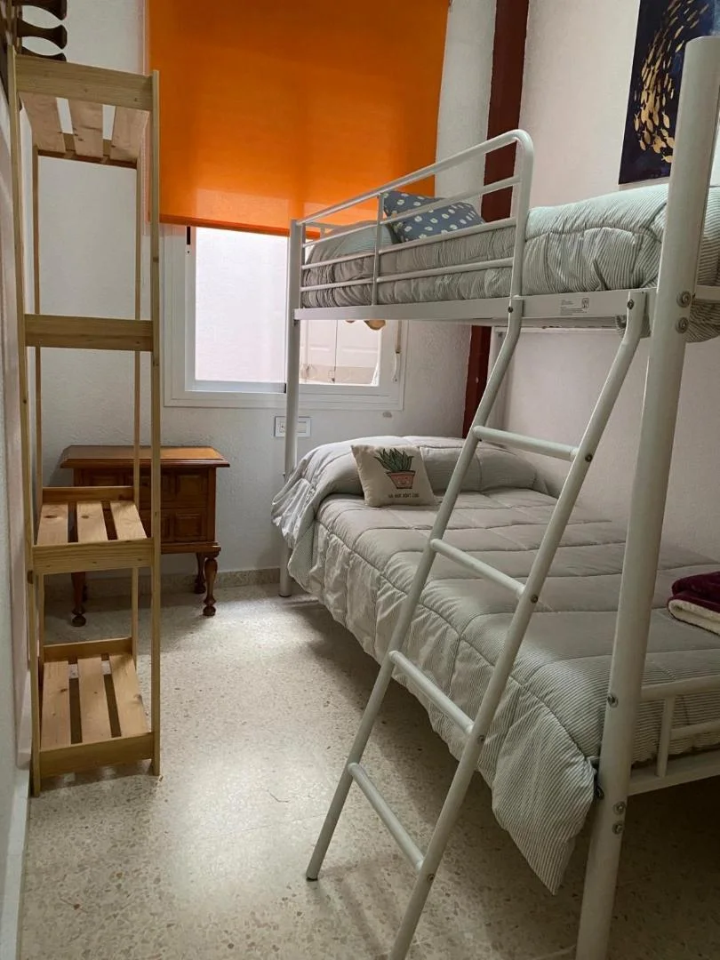 Dormitorio con litera blanca