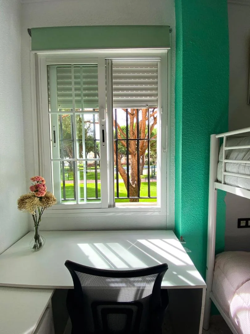 Dormitorio luminoso junto a la ventana
