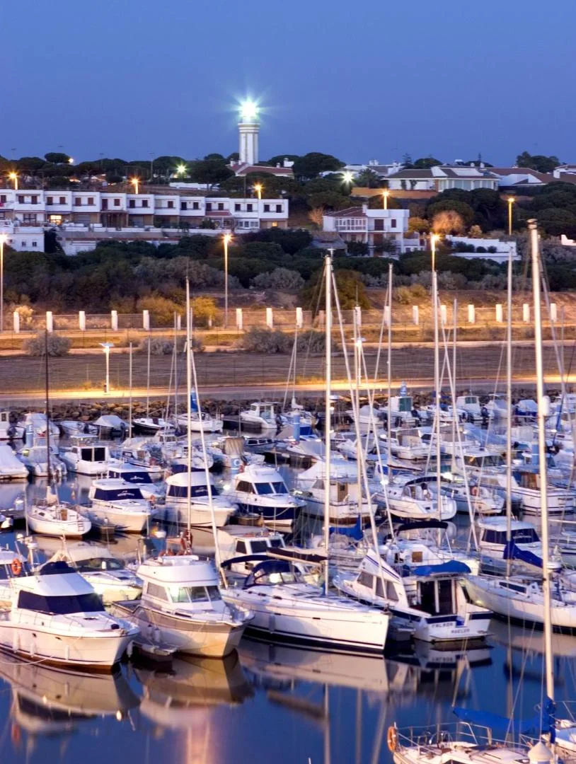 Puerto deportivo con veleros al anochecer