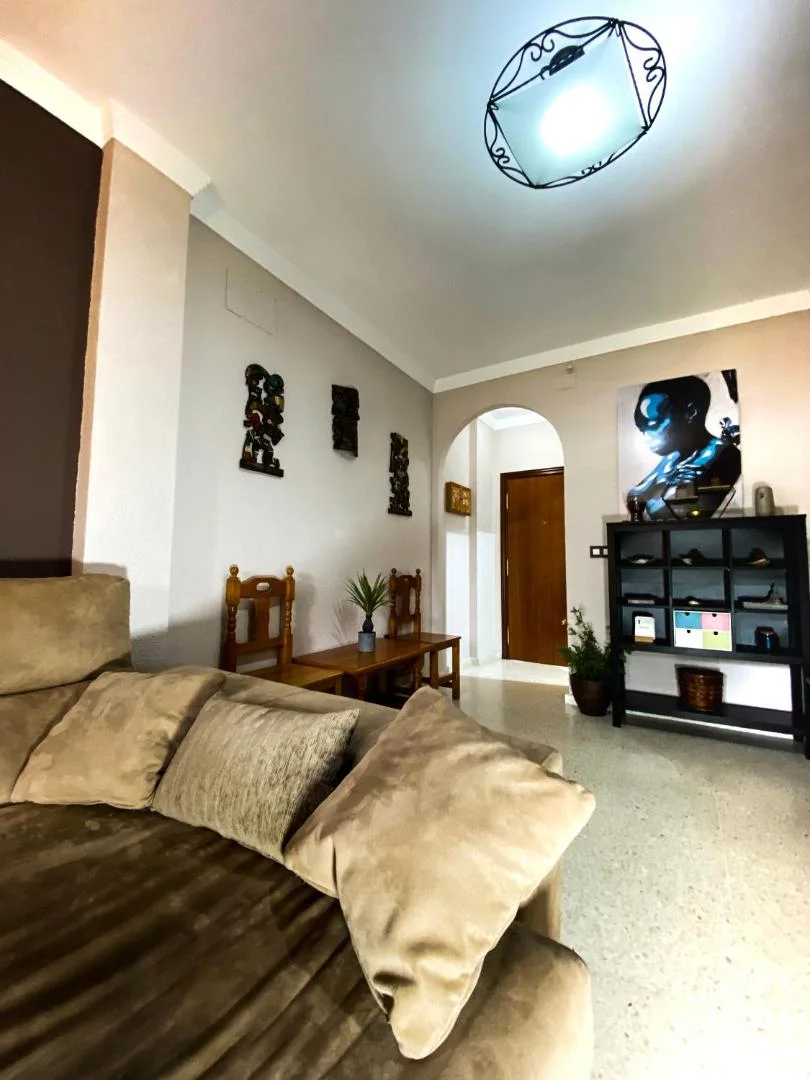Salón con sofá y mueble de estanterías