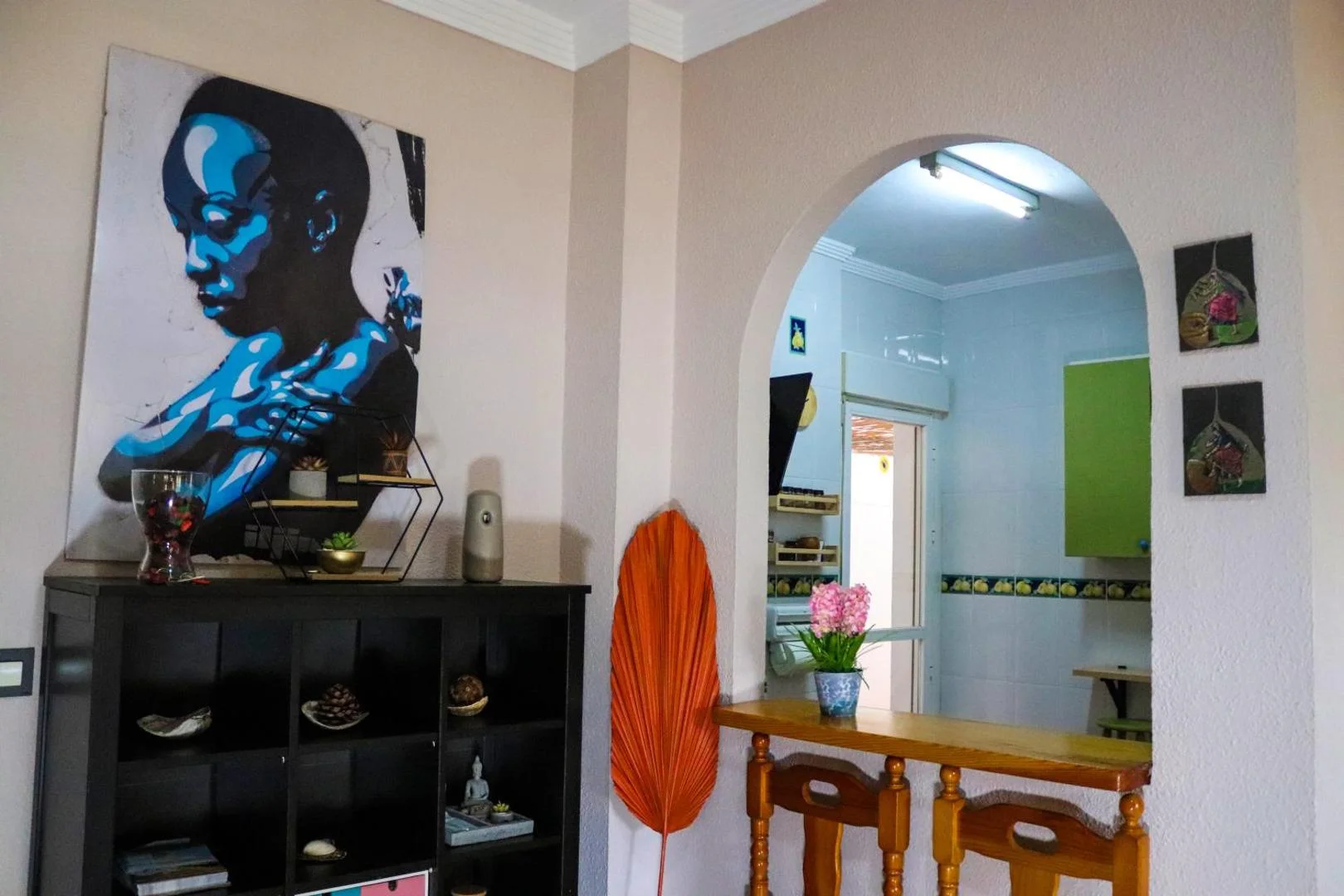 Rincón del salón con arco hacia la cocina
