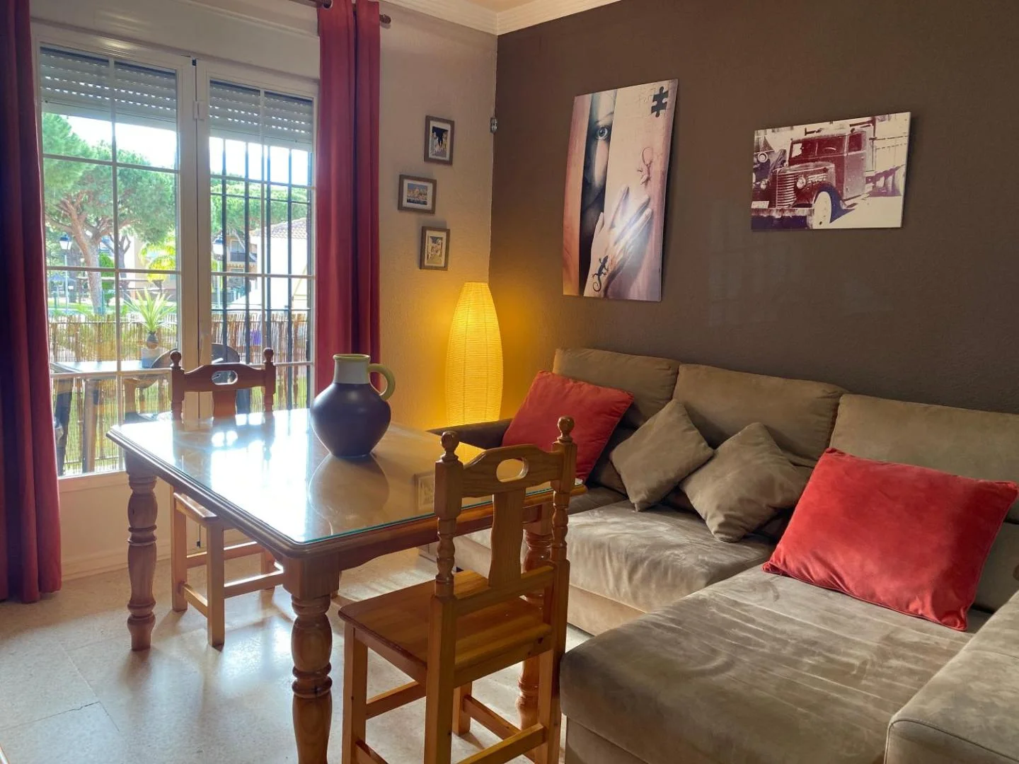 Salón con sofá, cojines de colores y mesa de comedor