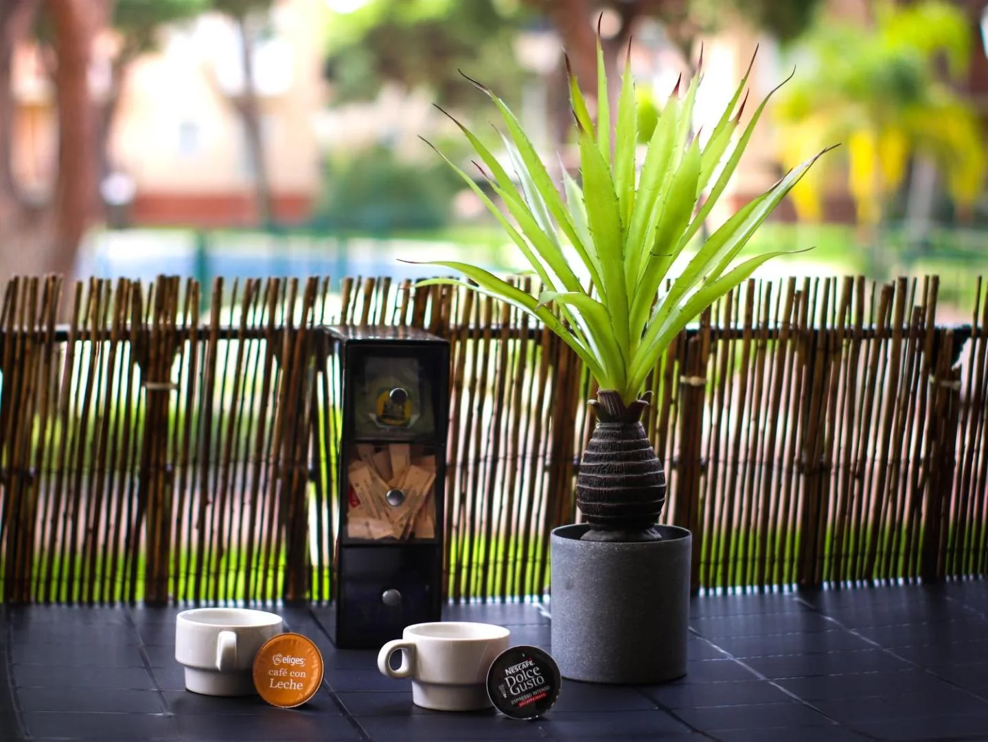 Café en la mesa de la terraza